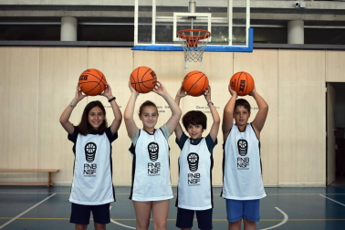 Pese a que la mayor parte de los deportes aparcan la competición en el verano, muchas federaciones aprovechan para organizar concentraciones donde un buen número de niños y niñas conocen o amplían sus conocimientos de esos deportes. Son los llamados “Campus de Verano”. Tres de ellos tienen su sede estos días en Larrabide: el de la Federación Navarra de Atletismo, el de la Federación Navarra de Baloncesto y el de Fundación Osasuna.
