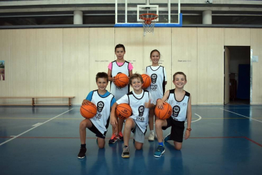 Pese a que la mayor parte de los deportes aparcan la competición en el verano, muchas federaciones aprovechan para organizar concentraciones donde un buen número de niños y niñas conocen o amplían sus conocimientos de esos deportes. Son los llamados “Campus de Verano”. Tres de ellos tienen su sede estos días en Larrabide: el de la Federación Navarra de Atletismo, el de la Federación Navarra de Baloncesto y el de Fundación Osasuna.