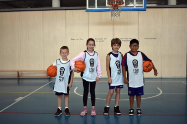Pese a que la mayor parte de los deportes aparcan la competición en el verano, muchas federaciones aprovechan para organizar concentraciones donde un buen número de niños y niñas conocen o amplían sus conocimientos de esos deportes. Son los llamados “Campus de Verano”. Tres de ellos tienen su sede estos días en Larrabide: el de la Federación Navarra de Atletismo, el de la Federación Navarra de Baloncesto y el de Fundación Osasuna.