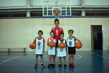 Pese a que la mayor parte de los deportes aparcan la competición en el verano, muchas federaciones aprovechan para organizar concentraciones donde un buen número de niños y niñas conocen o amplían sus conocimientos de esos deportes. Son los llamados “Campus de Verano”. Tres de ellos tienen su sede estos días en Larrabide: el de la Federación Navarra de Atletismo, el de la Federación Navarra de Baloncesto y el de Fundación Osasuna.