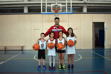 Pese a que la mayor parte de los deportes aparcan la competición en el verano, muchas federaciones aprovechan para organizar concentraciones donde un buen número de niños y niñas conocen o amplían sus conocimientos de esos deportes. Son los llamados “Campus de Verano”. Tres de ellos tienen su sede estos días en Larrabide: el de la Federación Navarra de Atletismo, el de la Federación Navarra de Baloncesto y el de Fundación Osasuna.