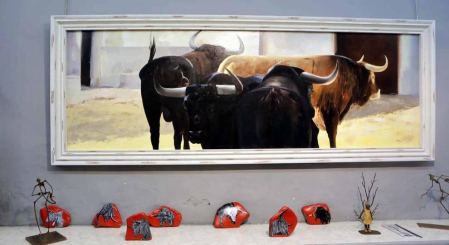 Diez pintores y tres escultores protagonizan una exposición sobre el toro en la galería Michel Menéndez