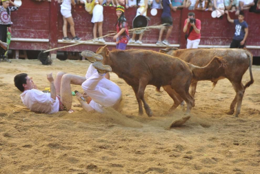 Las cuadrillas de Puente la Reina hicieron reír con sus disfraces a los asistentes a las vaquillas en las fiestas del municipio