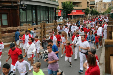 Los niños disfrutan al máximo de los actos que les reserva el programa de fiestas, desde espectáculos a hinchables.