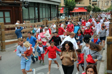 Los niños disfrutan al máximo de los actos que les reserva el programa de fiestas, desde espectáculos a hinchables.