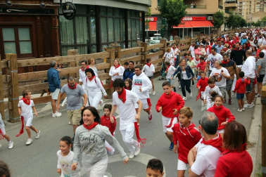 Los niños disfrutan al máximo de los actos que les reserva el programa de fiestas, desde espectáculos a hinchables.