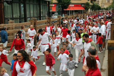 Los niños disfrutan al máximo de los actos que les reserva el programa de fiestas, desde espectáculos a hinchables.