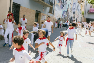 Los niños disfrutan al máximo de los actos que les reserva el programa de fiestas, desde espectáculos a hinchables.