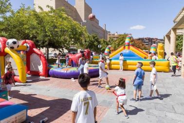 Los niños disfrutan al máximo de los actos que les reserva el programa de fiestas, desde espectáculos a hinchables.