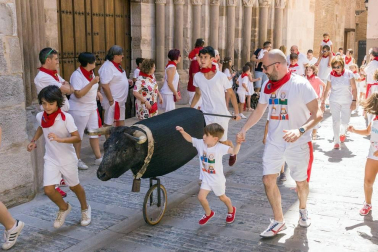 Los niños disfrutan al máximo de los actos que les reserva el programa de fiestas, desde espectáculos a hinchables.