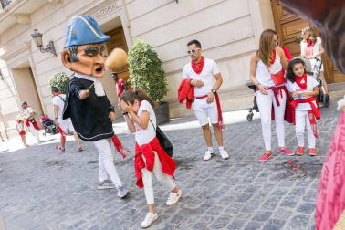 Los niños disfrutan al máximo de los actos que les reserva el programa de fiestas, desde espectáculos a hinchables.