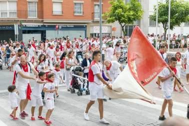 Los niños disfrutan al máximo de los actos que les reserva el programa de fiestas, desde espectáculos a hinchables.