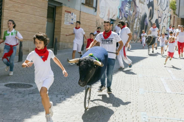 Los niños disfrutan al máximo de los actos que les reserva el programa de fiestas, desde espectáculos a hinchables.
