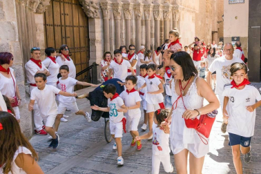 Los niños disfrutan al máximo de los actos que les reserva el programa de fiestas, desde espectáculos a hinchables.