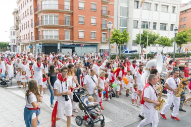 Los niños disfrutan al máximo de los actos que les reserva el programa de fiestas, desde espectáculos a hinchables.
