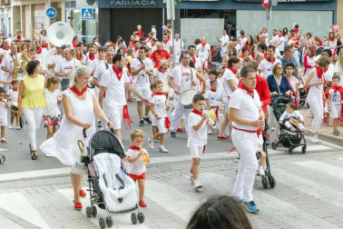 Los niños disfrutan al máximo de los actos que les reserva el programa de fiestas, desde espectáculos a hinchables.