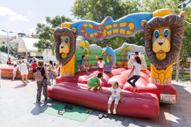 Los niños disfrutan al máximo de los actos que les reserva el programa de fiestas, desde espectáculos a hinchables.
