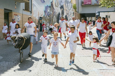 Los niños disfrutan al máximo de los actos que les reserva el programa de fiestas, desde espectáculos a hinchables.
