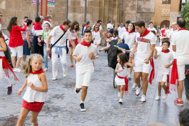 Los niños disfrutan al máximo de los actos que les reserva el programa de fiestas, desde espectáculos a hinchables.