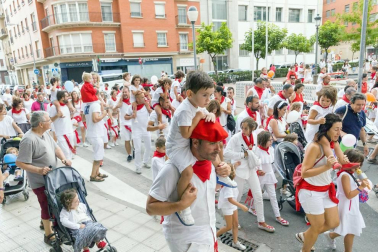 Los niños disfrutan al máximo de los actos que les reserva el programa de fiestas, desde espectáculos a hinchables.