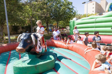 Los niños disfrutan al máximo de los actos que les reserva el programa de fiestas, desde espectáculos a hinchables.