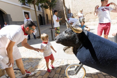 Los niños disfrutan al máximo de los actos que les reserva el programa de fiestas, desde espectáculos a hinchables.