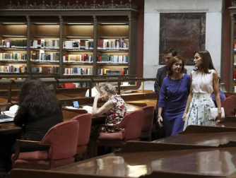 Durante su visita, la Reina ha podido ver piezas representativas de la colección de Bilbioteca como el Códice Madrid I de Leonardo da Vinci, el manuscrito 'Crucifixión' de Federico García Lorca y un grabado de Goya