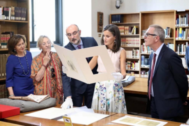 Durante su visita, la Reina ha podido ver piezas representativas de la colección de Bilbioteca como el Códice Madrid I de Leonardo da Vinci, el manuscrito 'Crucifixión' de Federico García Lorca y un grabado de Goya