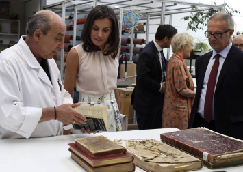 Durante su visita, la Reina ha podido ver piezas representativas de la colección de Bilbioteca como el Códice Madrid I de Leonardo da Vinci, el manuscrito 'Crucifixión' de Federico García Lorca y un grabado de Goya