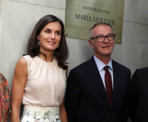 Durante su visita, la Reina ha podido ver piezas representativas de la colección de Bilbioteca como el Códice Madrid I de Leonardo da Vinci, el manuscrito 'Crucifixión' de Federico García Lorca y un grabado de Goya