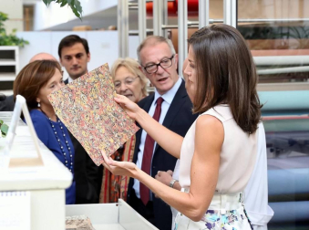 Durante su visita, la Reina ha podido ver piezas representativas de la colección de Bilbioteca como el Códice Madrid I de Leonardo da Vinci, el manuscrito 'Crucifixión' de Federico García Lorca y un grabado de Goya