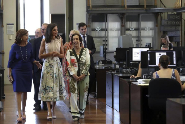 Durante su visita, la Reina ha podido ver piezas representativas de la colección de Bilbioteca como el Códice Madrid I de Leonardo da Vinci, el manuscrito 'Crucifixión' de Federico García Lorca y un grabado de Goya