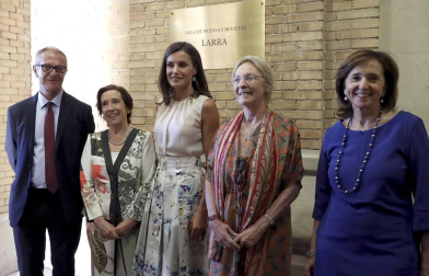Durante su visita, la Reina ha podido ver piezas representativas de la colección de Bilbioteca como el Códice Madrid I de Leonardo da Vinci, el manuscrito 'Crucifixión' de Federico García Lorca y un grabado de Goya