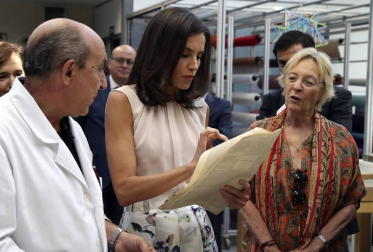 Durante su visita, la Reina ha podido ver piezas representativas de la colección de Bilbioteca como el Códice Madrid I de Leonardo da Vinci, el manuscrito 'Crucifixión' de Federico García Lorca y un grabado de Goya