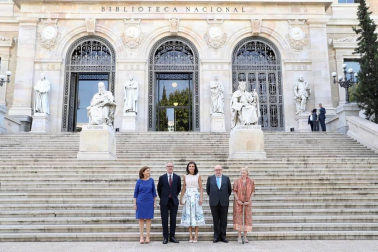 Durante su visita, la Reina ha podido ver piezas representativas de la colección de Bilbioteca como el Códice Madrid I de Leonardo da Vinci, el manuscrito 'Crucifixión' de Federico García Lorca y un grabado de Goya