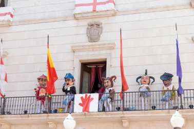 Cientos de niños se dieron cita en la plaza Vieja para despedir a la Comparsa de Gigantes de Tudela con besos y aplausos hasta las próximas fiestas.