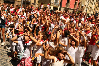 Cientos de niños se dieron cita en la plaza Vieja para despedir a la Comparsa de Gigantes de Tudela con besos y aplausos hasta las próximas fiestas.