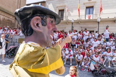 Cientos de niños se dieron cita en la plaza Vieja para despedir a la Comparsa de Gigantes de Tudela con besos y aplausos hasta las próximas fiestas.