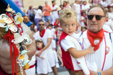 Cientos de niños se dieron cita en la plaza Vieja para despedir a la Comparsa de Gigantes de Tudela con besos y aplausos hasta las próximas fiestas.