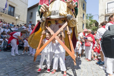 Cientos de niños se dieron cita en la plaza Vieja para despedir a la Comparsa de Gigantes de Tudela con besos y aplausos hasta las próximas fiestas.