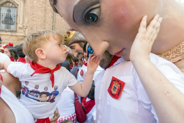 Cientos de niños se dieron cita en la plaza Vieja para despedir a la Comparsa de Gigantes de Tudela con besos y aplausos hasta las próximas fiestas.