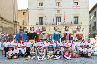 Cientos de niños se dieron cita en la plaza Vieja para despedir a la Comparsa de Gigantes de Tudela con besos y aplausos hasta las próximas fiestas.