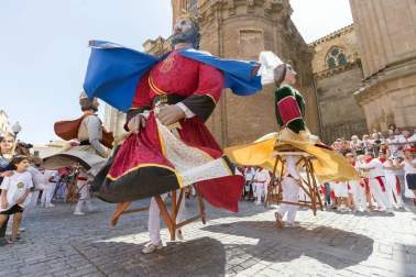 Cientos de niños se dieron cita en la plaza Vieja para despedir a la Comparsa de Gigantes de Tudela con besos y aplausos hasta las próximas fiestas.
