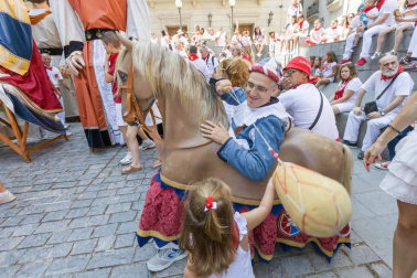 Cientos de niños se dieron cita en la plaza Vieja para despedir a la Comparsa de Gigantes de Tudela con besos y aplausos hasta las próximas fiestas.
