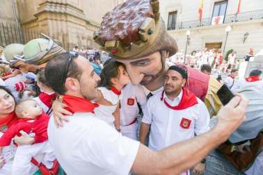 Cientos de niños se dieron cita en la plaza Vieja para despedir a la Comparsa de Gigantes de Tudela con besos y aplausos hasta las próximas fiestas.