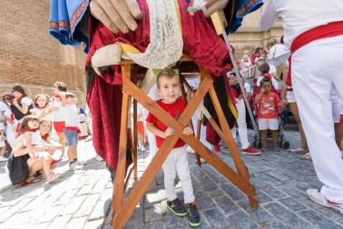 Cientos de niños se dieron cita en la plaza Vieja para despedir a la Comparsa de Gigantes de Tudela con besos y aplausos hasta las próximas fiestas.