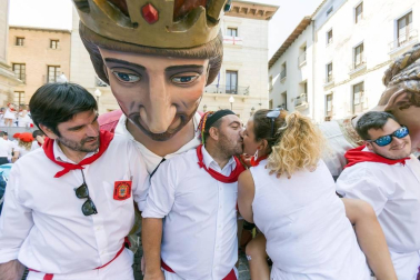 Cientos de niños se dieron cita en la plaza Vieja para despedir a la Comparsa de Gigantes de Tudela con besos y aplausos hasta las próximas fiestas.
