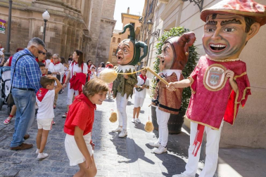Cientos de niños se dieron cita en la plaza Vieja para despedir a la Comparsa de Gigantes de Tudela con besos y aplausos hasta las próximas fiestas.