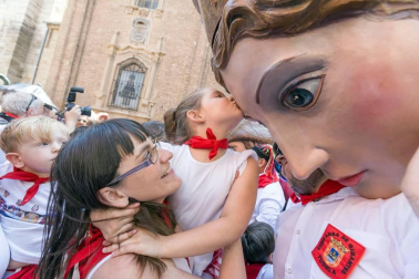 Cientos de niños se dieron cita en la plaza Vieja para despedir a la Comparsa de Gigantes de Tudela con besos y aplausos hasta las próximas fiestas.