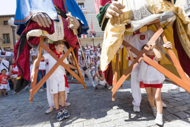 Cientos de niños se dieron cita en la plaza Vieja para despedir a la Comparsa de Gigantes de Tudela con besos y aplausos hasta las próximas fiestas.